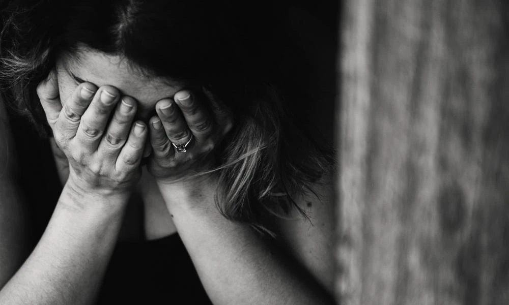 Εφιαλτικές στιγμές για 26χρονη στην Αγία Βαρβάρα: Της πέρασε θηλιά ο πρώην της και πήγε να την πνίξει μπροστά στο παιδί τους